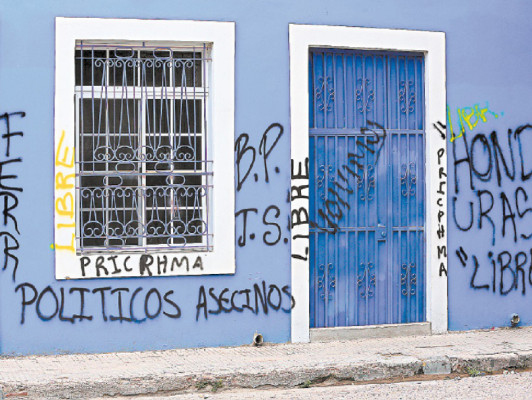 Plagaron inmuebles con consignas e insultos