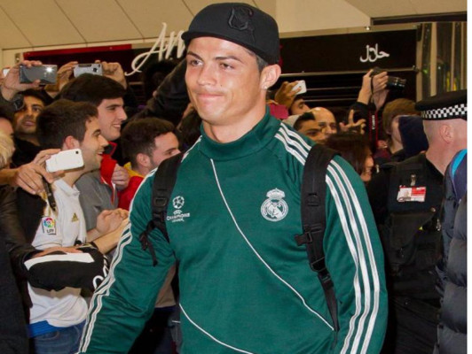 Cristiano Ronaldo llega a Manchester vestido como escolar