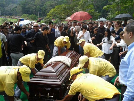 Dolor e impotencia en sepelio del dirigente Carlos Andonie