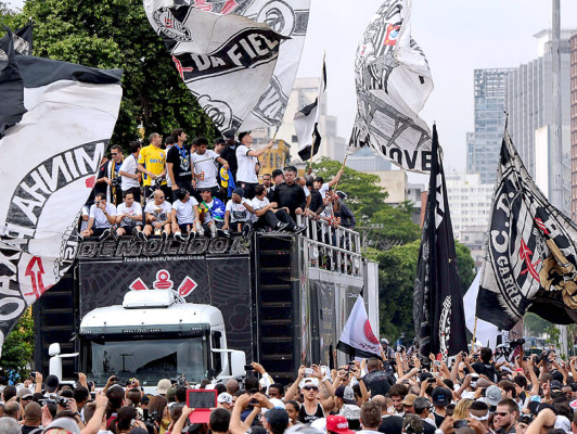 Sao Paulo recibe con fervor al campeón mundial Corinthians