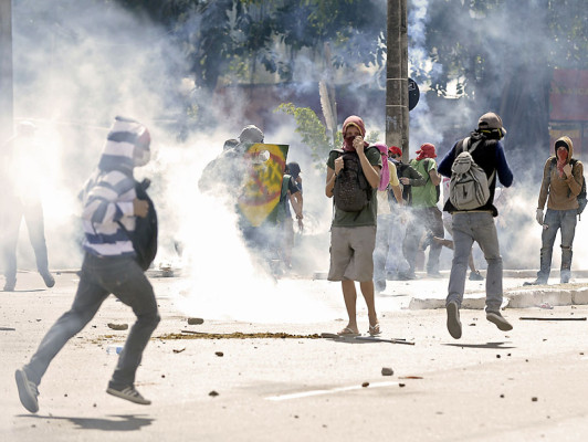 FOTOS: Violentos enfrentamientos previo al España-Italia