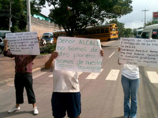 Protestan por falta de apoyo para salvar sus casas