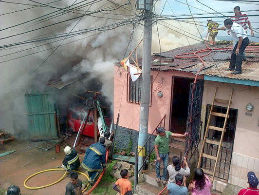 Incendio consume parte de fábrica de muebles en Comayagüela