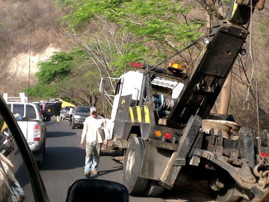 Conductor abandona rastra volcada en carretera al sur de Honduras