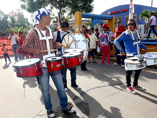 Citan a directores por participar en desfile paralelo