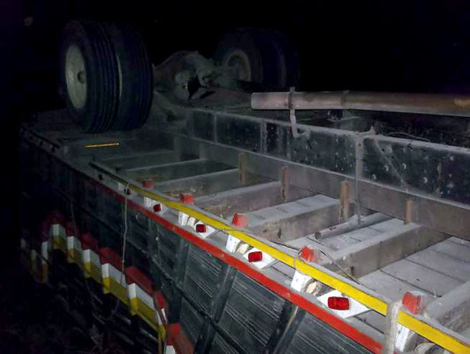 Dos muertos y un herido en volcamiento de camión