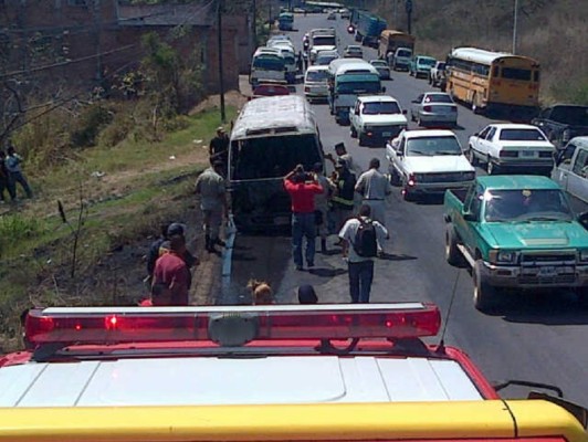 Matan a motorista y lo queman dentro de autobús