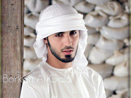 Lo expulsan por bello