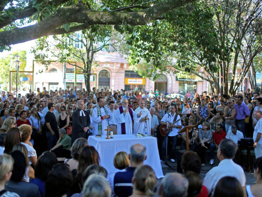 Brasil arresta a sospechosos de tragedia en disco y entierra a los muertos