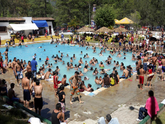 Bajo el resplandeciente sol, mujeres hondureñas derrochan belleza