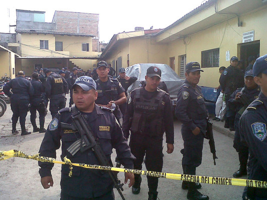 Policías declaran huelga de brazos caídos y abuchean a jefe de Policía