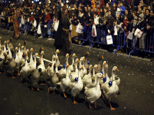 Fiesta de Reyes Magos ilusiona a niños del mundo