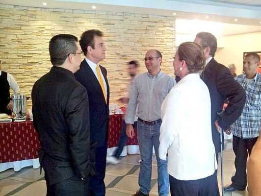 Mel y Nasralla firman acuerdo para hacer oposición