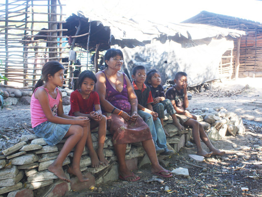 Tortillas y tomates, alimento de varias familias de Valle