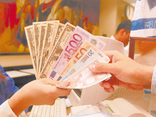 Banca reporta más cuentas en monedas extranjeras