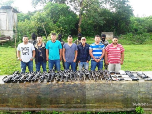 Incautan fusiles y lanzagranadas a sujetos que iban en lancha rápida