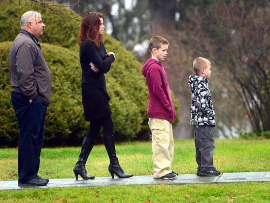 Entierran a primeras víctimas de masacre en escuela de Connecticut