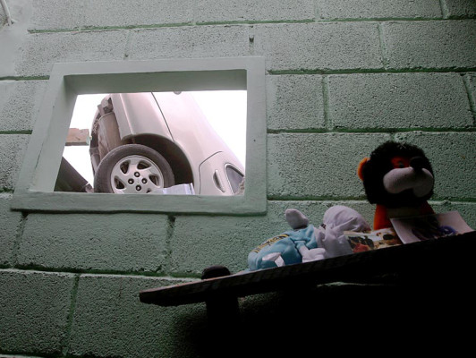 Mujer y su nieto se salvan de morir al caer con su carro sobre casa