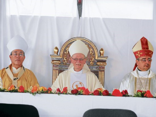 Católicos presencian ordenación del nuevo jerarca eclesial del sur