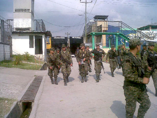 Decomisan armas, drogas, celulares y chicha en la PN