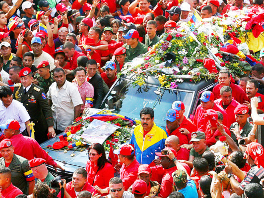 Exponen en capilla ardiente restos de Chávez