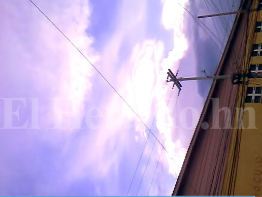 Figura celestial sobre la capital de Honduras