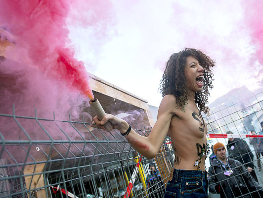 Fotos: Feministas con pechos desnudos protestan en Davos