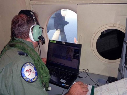 Divisan objetos en nueva zona de búsqueda de avión