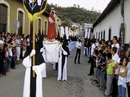 Encadenados para saldar promesas y culpas
