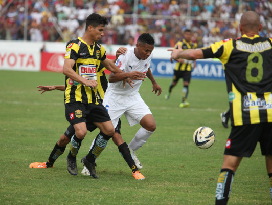 Olimpia le gana al Real España en un clásico tildado de polémico