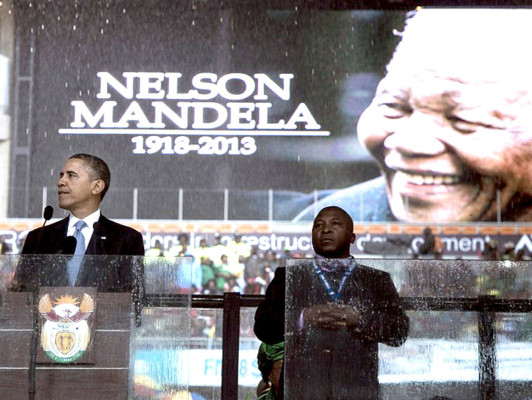 Escándalo por intérprete falso en ceremonia de Mandela