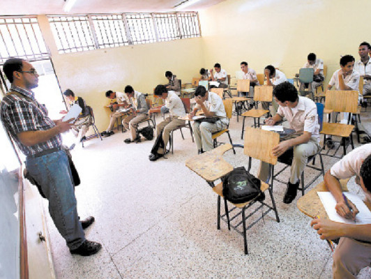 Maestros y profesionales pagarán impuestos: DEI