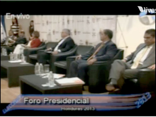 Salvador Nasralla le saca tarjeta roja a Andrés Pavón en foro de la UNAH