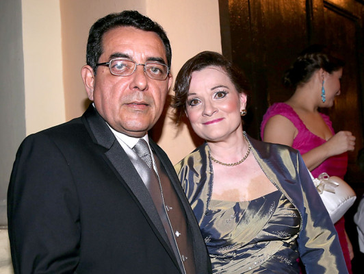 Elegante velada nupcial entre rosas