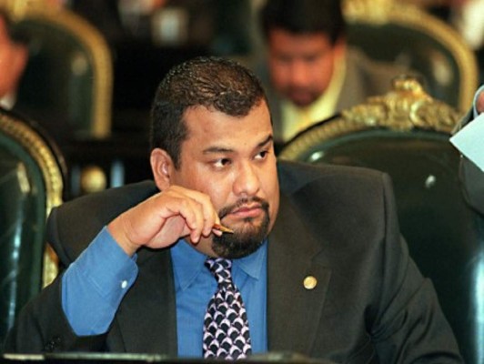 Político ligado a escándalo sexual deja su cargo