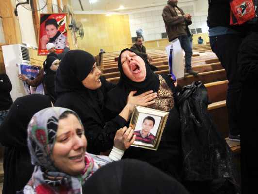 Corre la sangre en Egipto tras condenas a muerte por tragedia en estadio