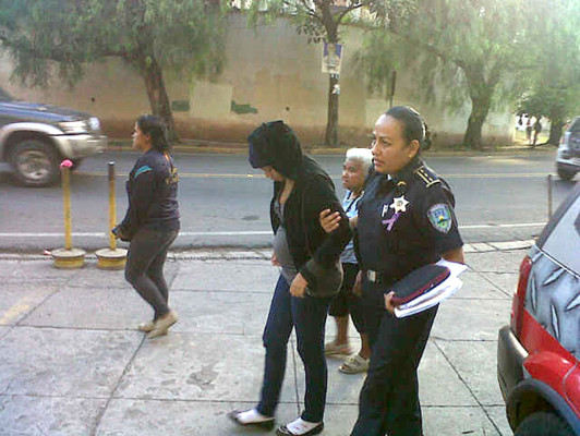 Delincuentes le roban su recién nacido a mujer al salir del Materno