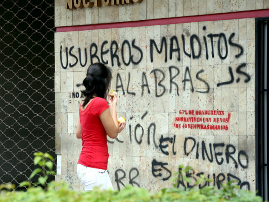 Plagaron inmuebles con consignas e insultos