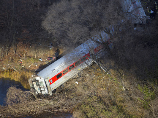 Cuatro muertos en descarrilamiento de tren de pasajeros en Nueva York
