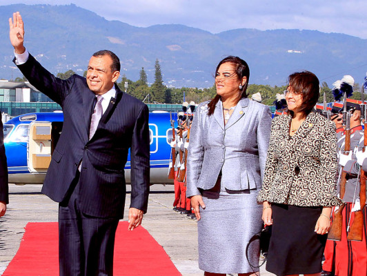 Presidente viajará con hijos y dos funcionarios