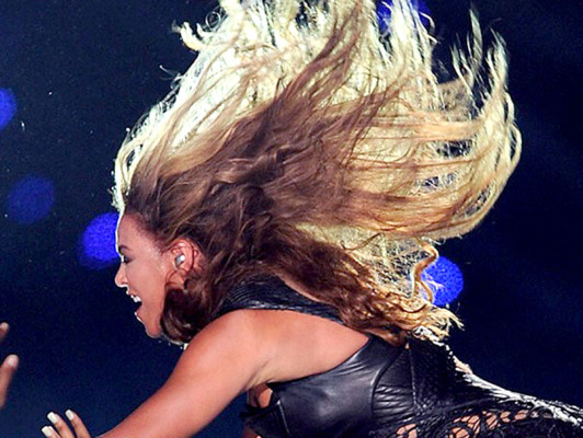 Beyoncé casi pierde su pelo por un ventilador