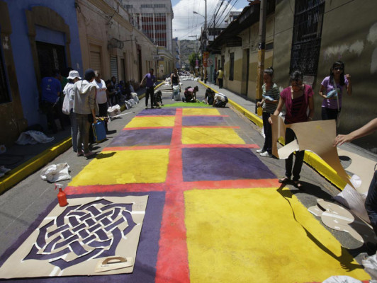 Alfombras adornan calles de Tegucigalpa