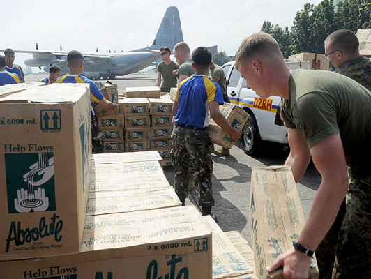 Filipinas intenta ayudar a damnificados de tifón con apoyo de EE UU