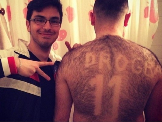 Hincha se depila la espalda con el nombre de Drogba