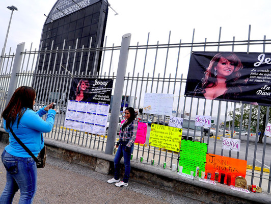 Homenajes espontáneos a Jenni Rivera en México y Estados Unidos