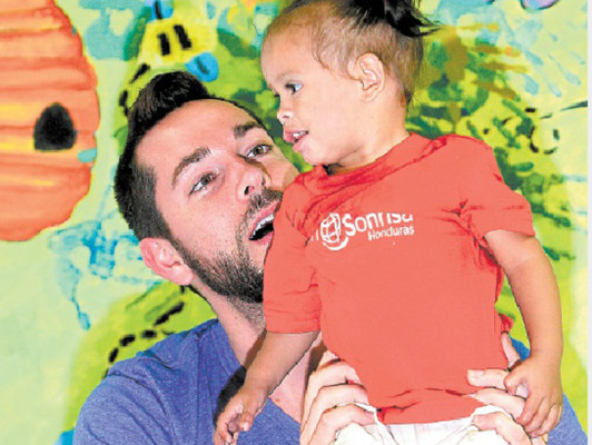 Zachary Levi, actor de Thor II, visita Honduras