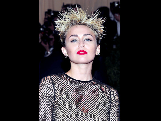 Fotos: Famosos visten rebeldes en honor al punk