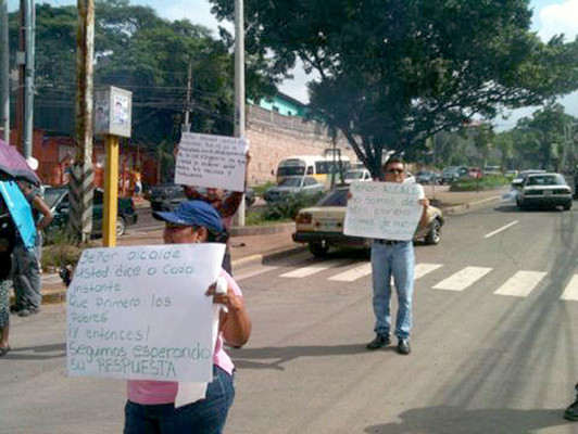 Protestan por falta de apoyo para salvar sus casas