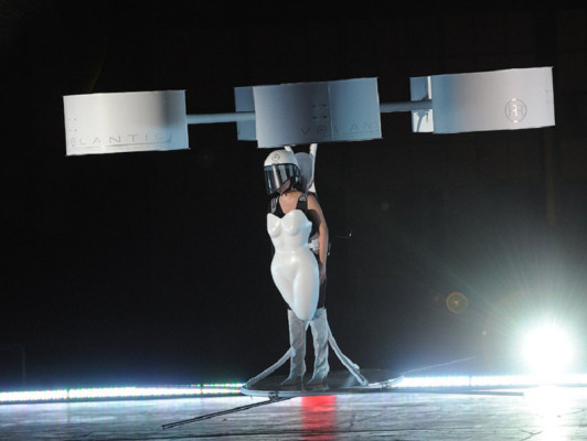 Lady Gaga y su vestido volador