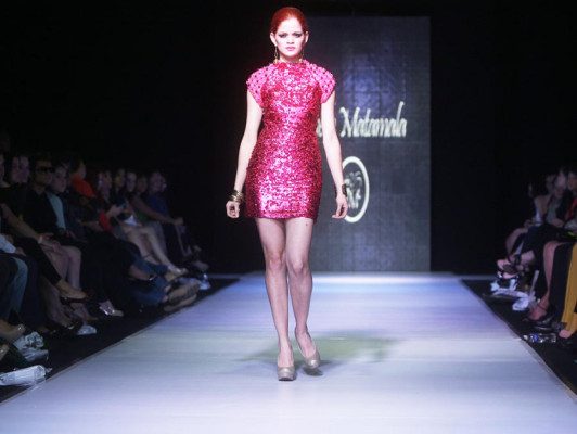 Lentejuelas llenan de brillo la pasarela de la SFW Honduras